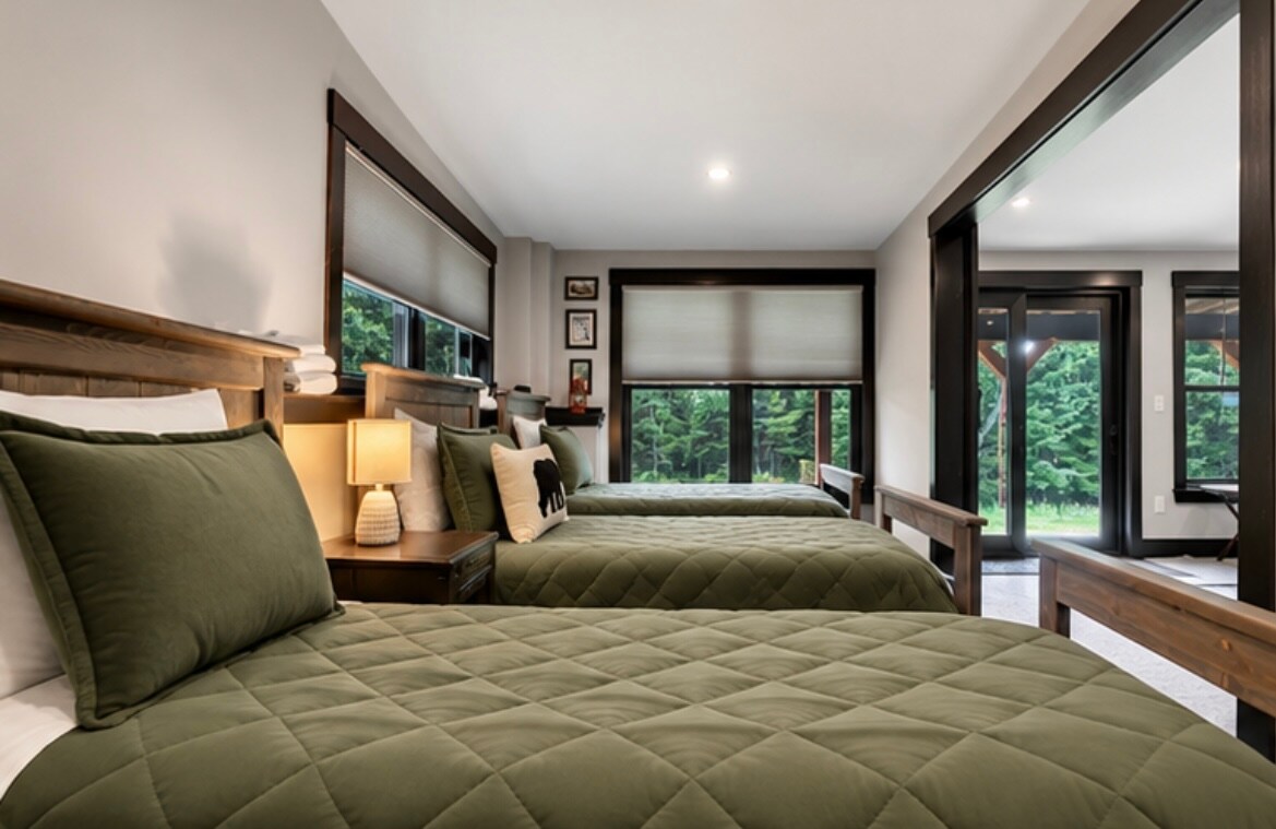 Twin room with three single beds